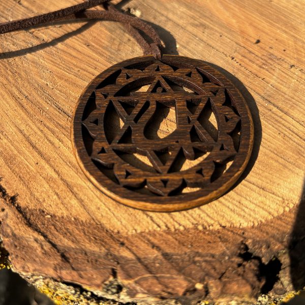 Pandant Amuleta din Lemn - Chakra Inimii Anahata