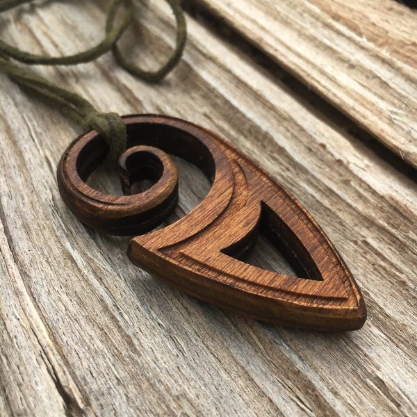 Pandant Amuleta din Lemn - Maori Koru - nuc