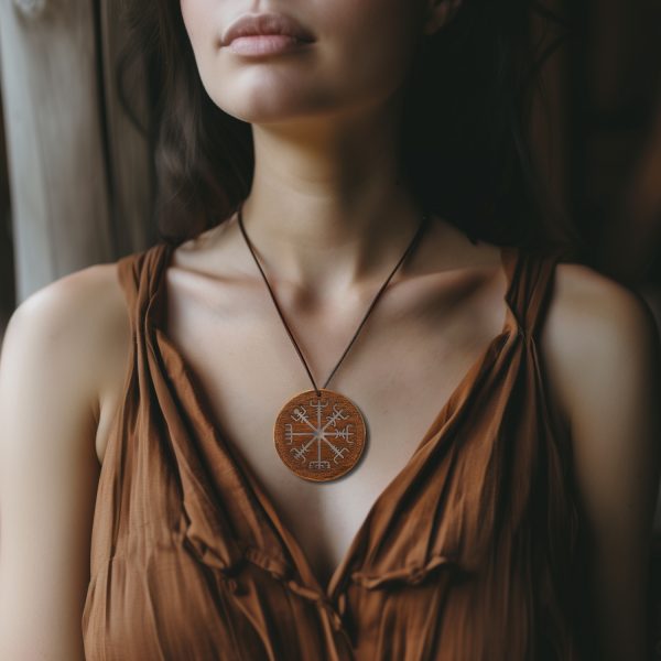 Amuleta Pandantiv din Lemn cu Simbolul Vegvisir din Nuc