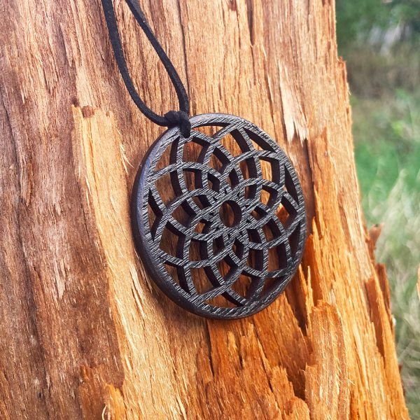 Amuleta Pandantiv din Lemn cu Floarea de Lotus wenge