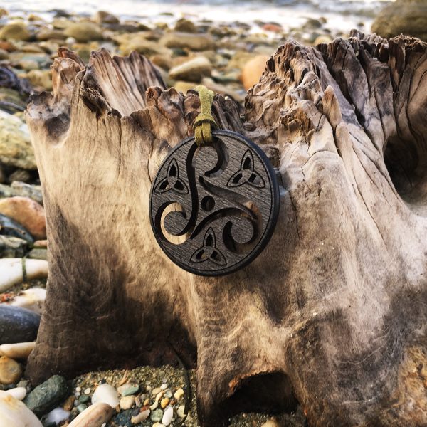 Pandant Amuleta din Lemn - Triskelion - wenge