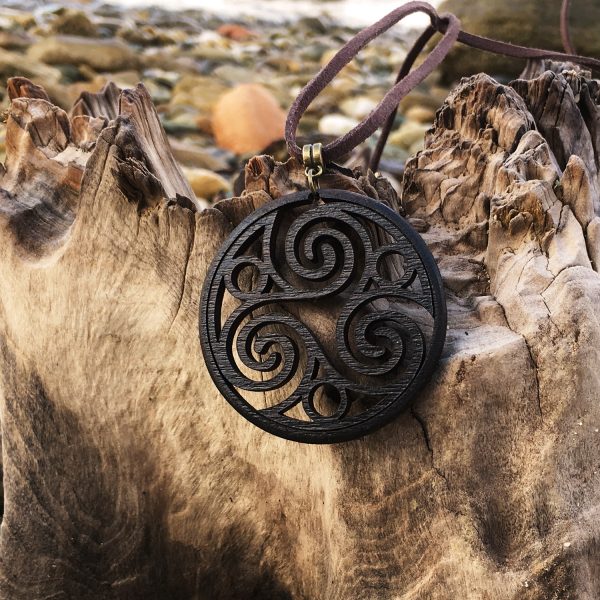 Pandant Amuleta din Lemn - Trisketa - wenge