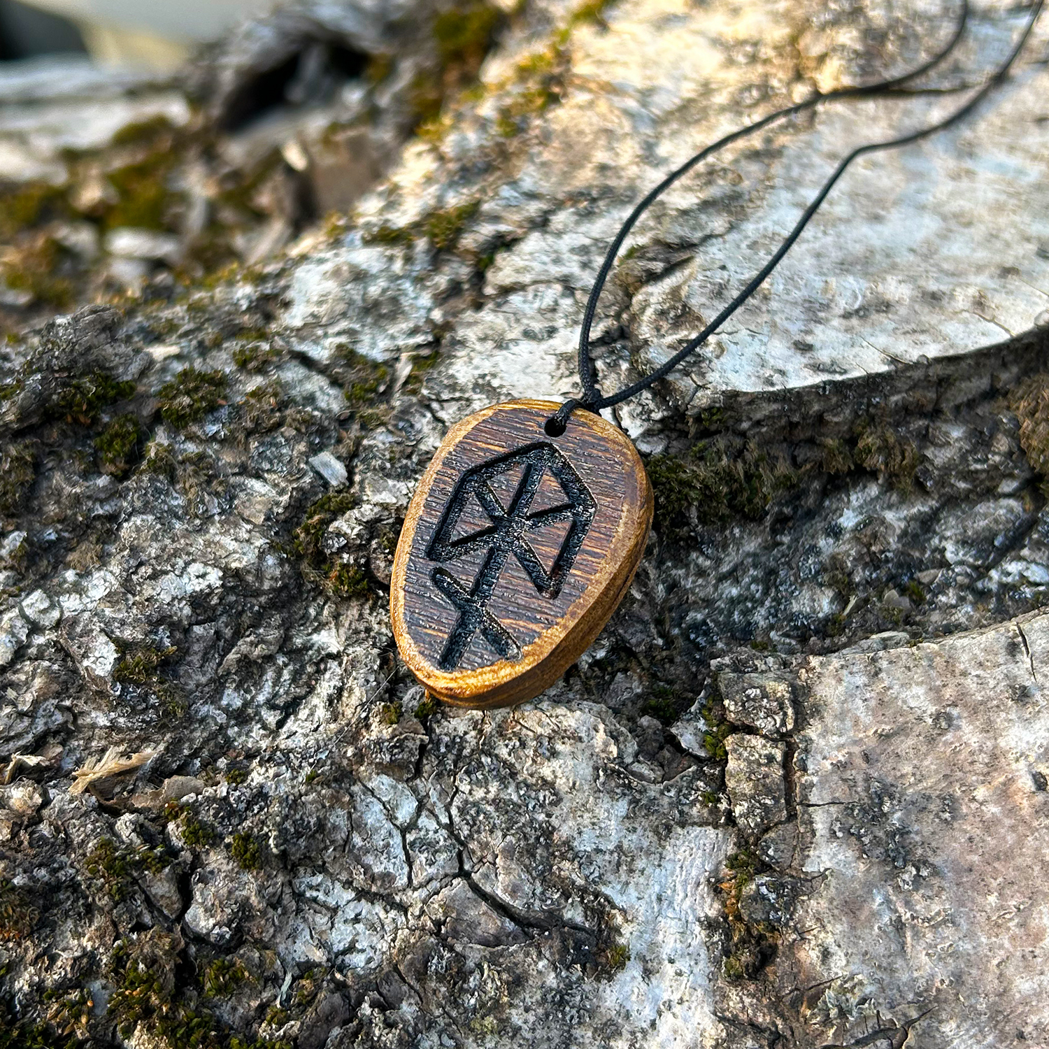 Amuleta pandantiv din lemn runa Odin