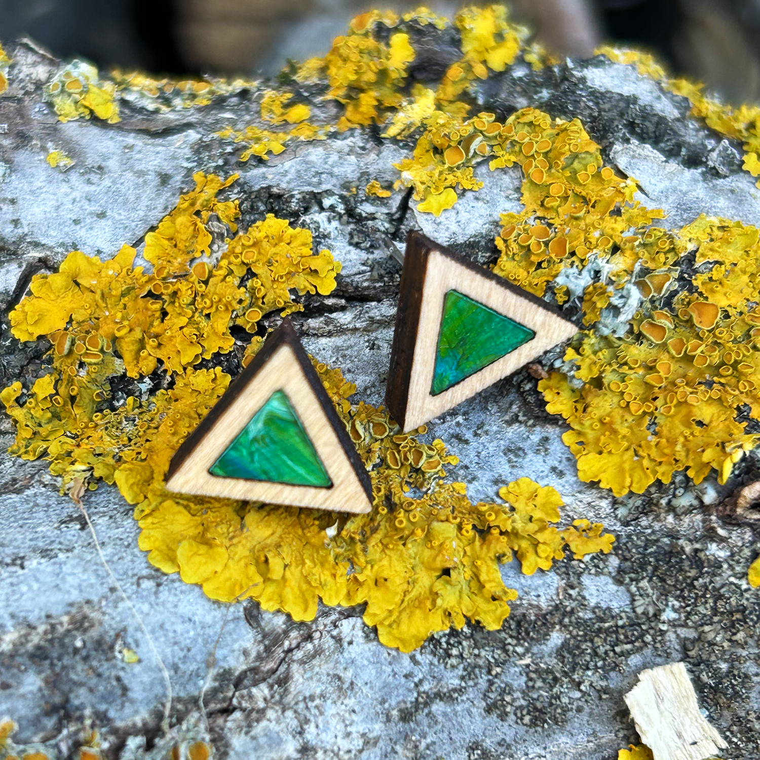 Cercei din Lemn Mini Intarsie Triangle - Verde